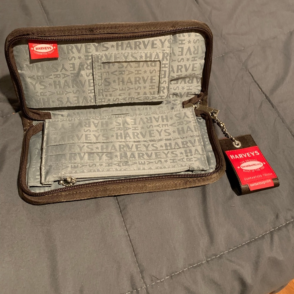 Harveys Seatbeltbag Checkbook wallet Chocolate brown